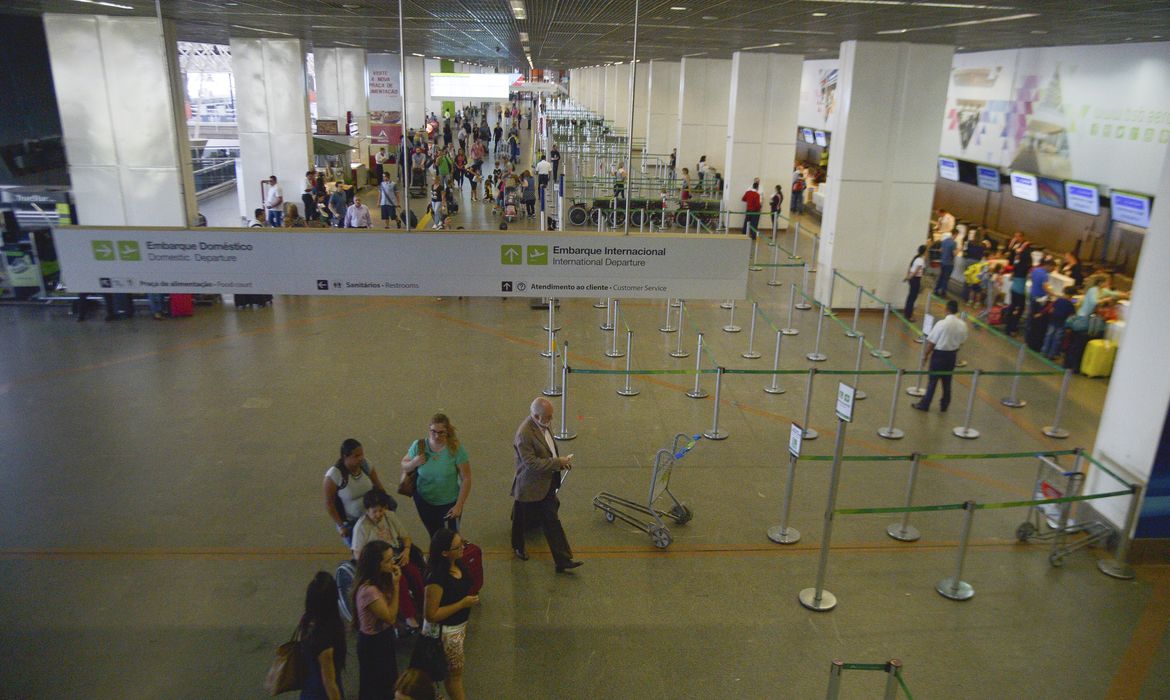 Brasília -  O movimento no Aeroporto Internacional Juscelino Kubitschek diminuiu após os passageiros seguirem a recomendação da Anac para chegarem duas horas antes do embarque (José Cruz/Agência Brasil)