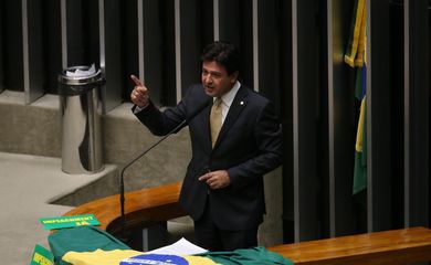 Brasília - Deputado Mandetta (DEM/MS)fala durante discussão do processo de impeachment de Dilma, no plenário da Câmara (Valter Campanato/Agência Brasil)