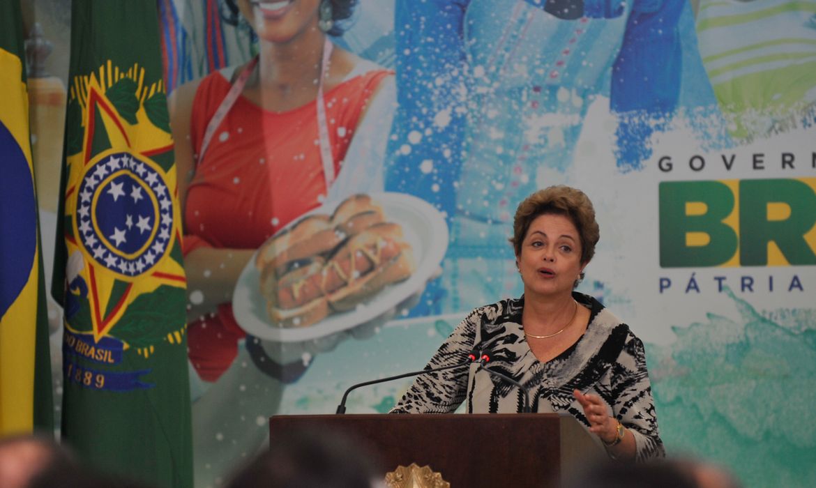 A presidenta, Dilma Rousseff, participa da cerimônia para comemorar a marca de cinco milhões de Microempreendedores Individuais (MÉIS), alcançada no mês de junho (Antônio Cruz/Agência Brasil)