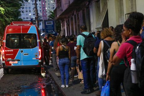 Rio de Janeiro (RJ) 30/04/2024 - Filas de trabalhadores que usam vans em deslocamento na volta para casa, na região da Central do Brasil. Foto: Fernando Frazão/Agência Brasil