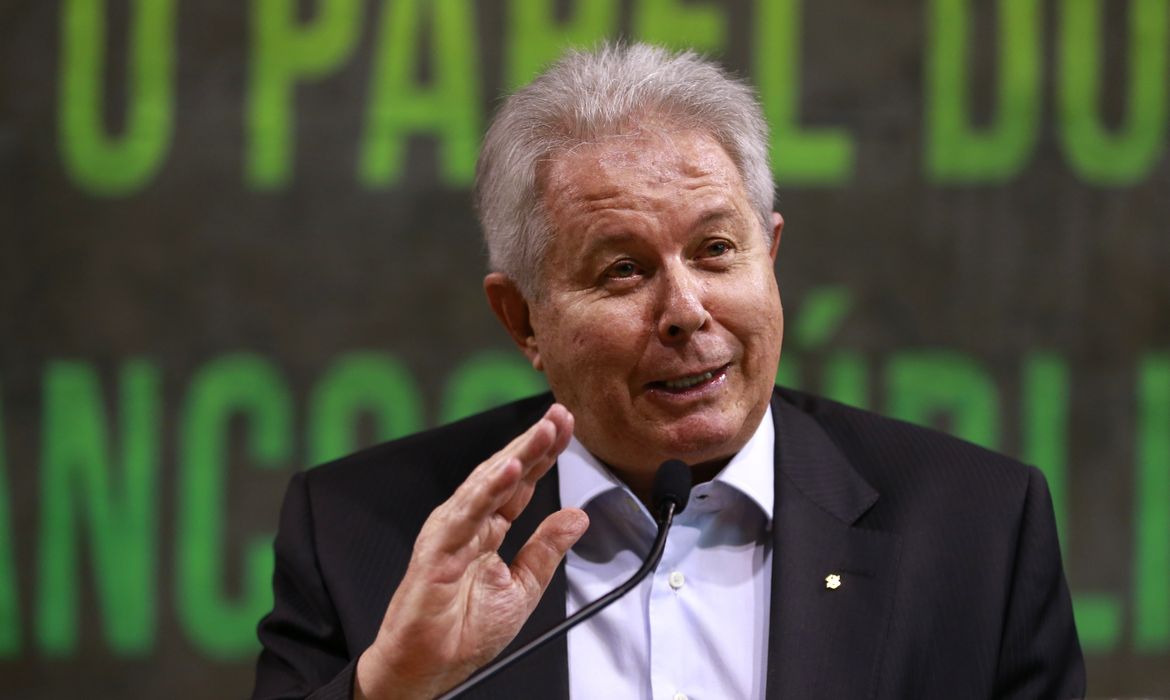 O presidente do Banco do Brasil, Rubem Novaes, fala no Seminário 