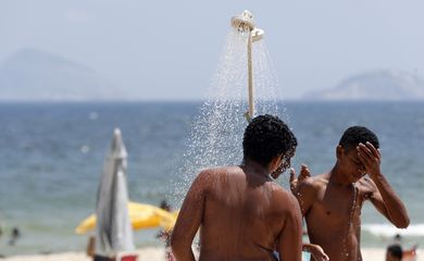 Em dia de forte calor cariocas se refrescam na praia de Copacabana.
