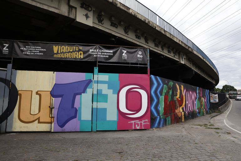 Rio de Janeiro (RJ) 18/11/2024 – O Viaduto de Madureira, onde acontece o Baile Charme, está em uma região marcada por diversas manifestações negras, como as escolas de samba Portela e Impérío Serrano, o Jongo da Serrinha e a Feira das Yabás. Foto: Fernando Frazão/Agência Brasil