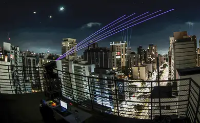 São Paulo (SP), 18/07/2025 . Canhões de raios de laser, projetando luz digital em diversas cores e formas, disparados de cinco pontos estratégicos de São Paulo, ocuparam o céu da maior cidade do Brasil, em um show de luz, arte e tecnologia. O evento é mais uma prévia na cidade do que vai acontecer no Festival Internacional de Luzes de São Paulo, em agosto e setembro. Criado pela Visualfarm em 2018.
No esquenta de julho, os lasers que transformaram a noite de São Paulo foram disparados de cinco pontos diferentes: o Visualfarm Gymnasium, na Praça Olavo Bilac, o Boulevard das Artes (na frente do Belas Artes REAG/Riviera), a Laje do Baixo (de frente para a Praa Roosevelt), o Terrao do Centro Cultural São Paulo (na estação Vergueiro do metrô) e o Beco do Batman (na Galeria Ziv). Foto: Paulo Pinto/Agência Brasil