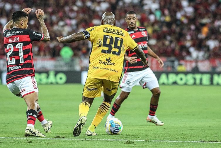 Ouça ao vivo Amazonas e Flamengo duelam por uma vaga nas oitavas da