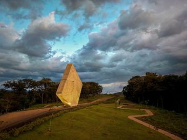 Brasília (DF) 26/01/2024 - Um pavilhão com cerca de 1,5 mil metros quadrados de área construída, integrado a um amplo jardim, em um terreno de 9 hectares. Trata-se de um memorial onde familiares das vítimas da tragédia ocorrida em Brumadinho no dia 25 de janeiro de 2019 poderão se conectar com seus parentes e prestar suas homenagens. 
Foto: Jomar Bragança/Arquitetos Associados/Divulgação