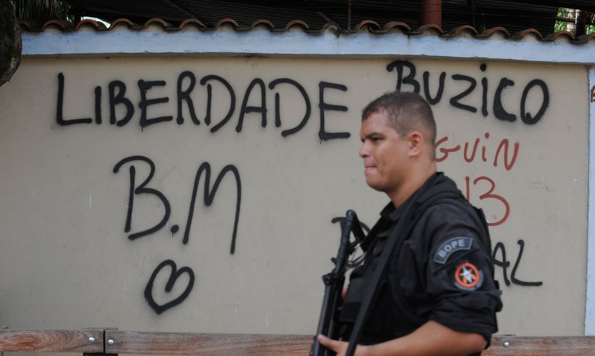 Rio de Janeiro - Polícia Militar ocupa Vila Kennedy, na zona oeste da cidade, para implantação de mais uma Unidade de Polícia Pacificadora(UPP).