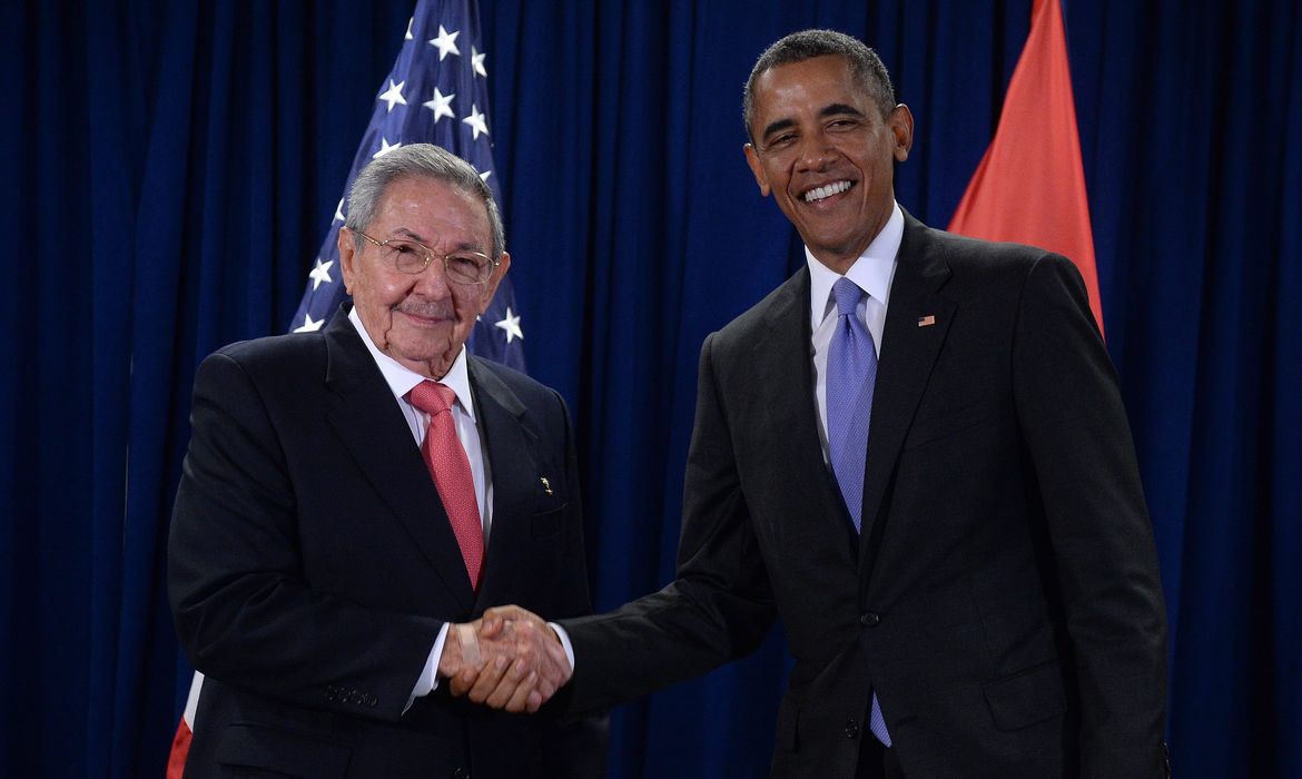 Os presidentes de Cuba, Raúl Castro, e dos Estados Unidos, Barack Obama, reúnem-se em Nova York (Agência Lusa/Direitos Reservados)
