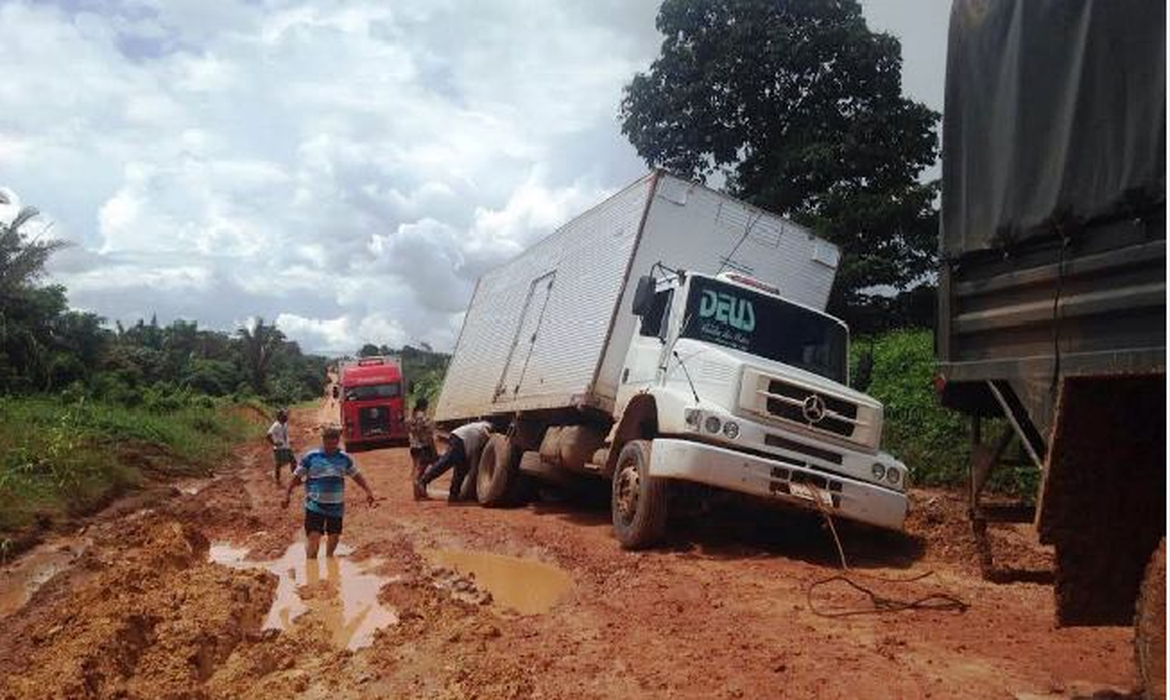 Chuva forte e tráfego intenso de caminhões levaram à formação de atoleiros na BR-163