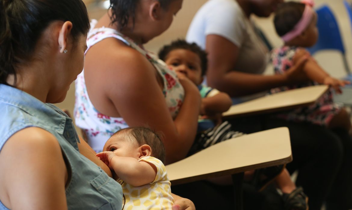 Brasília - Mães fazem mamaço na Estação do Metrô de Samambaia para superar o preconceito contra amamentar em público e incentivar a doação de leite materno (Elza Fiuza/Agência Brasil)