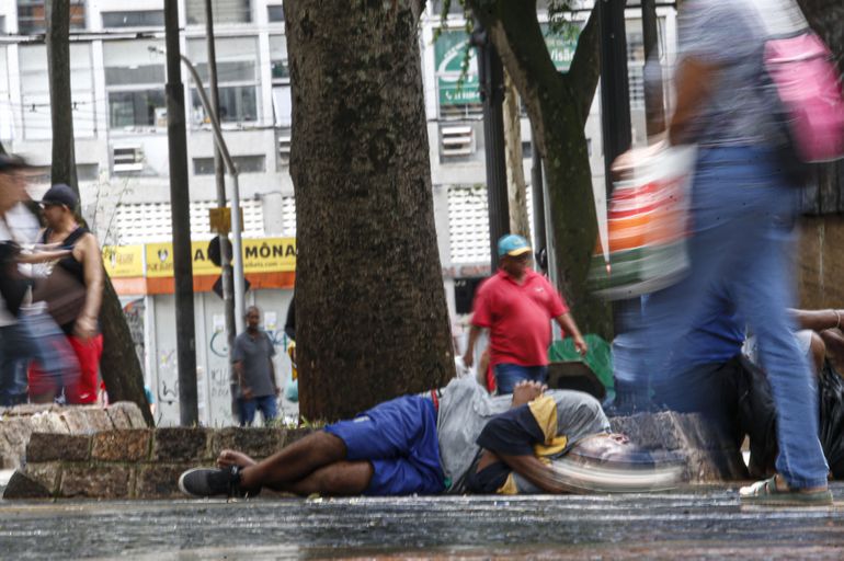 São Paulo (SP) 21/02/2024 - Estudo da UFMG mostra aumento do número de moradores de rua na capital. Moradores de rua recebem comida na Sé em SP.
Foto: Paulo Pinto/Agência Brasil