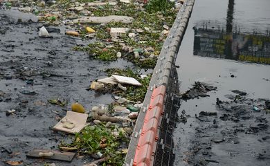 Rio de Janeiro - Ecobarreira instalada no Rio Meriti, ao lado da Rodovia Washington Luiz (BR-040), em Duque de Caxias na Baixada Fluminense, para evitar que o lixo flutuante chegue à Baía de Guanabara (Tomaz Silva/Agência Brasil)