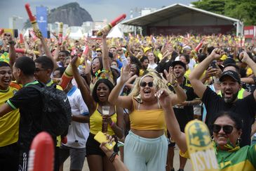 Torcedores comemoram gols do Brasil contra a Coreia do Sul pela Copa do Mundo 2022, no Fifa Fan Festival, em Copacabana, no Rio de Janeiro