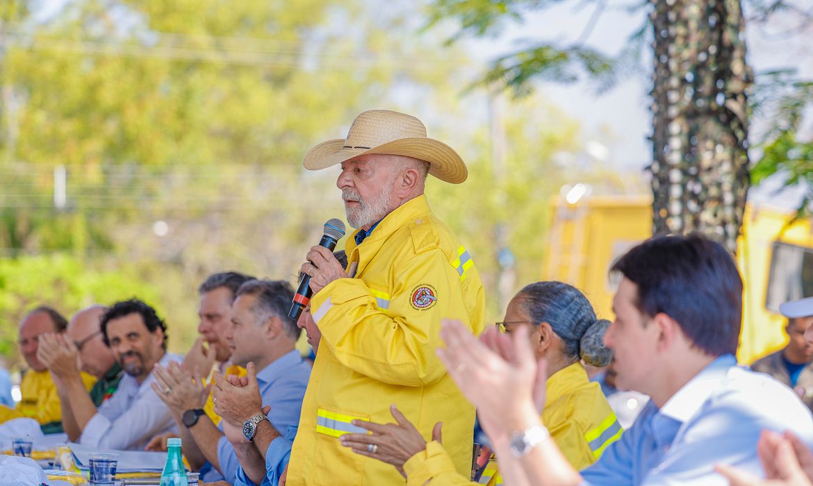 Corumbá 31.07.2024 - Presidente da República, Luiz Inácio Lula da Silva, durante visita à Base Prevfogo/Ibama de Corumbá e diálogo com brigadistas da Brigada Pantanal, em Corumbá. Corumbá - MS.  Foto: Ricardo Stuckert / PR