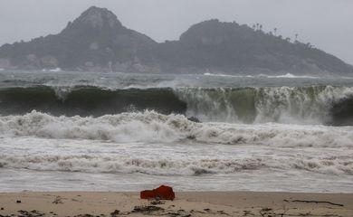 Frente fria traz tempestade e ressaca na praia da Barra da Tijuca