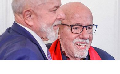 Genebra-Suíça, 13/06/2024 - O presidente Luiz Inácio Lula da Silva acompanhado do escritor Paulo Coelho durante lançamento do selo dos Correios que comemora os 35 anos da publicação do livro “O Alquimista”. Foto: Lula/X