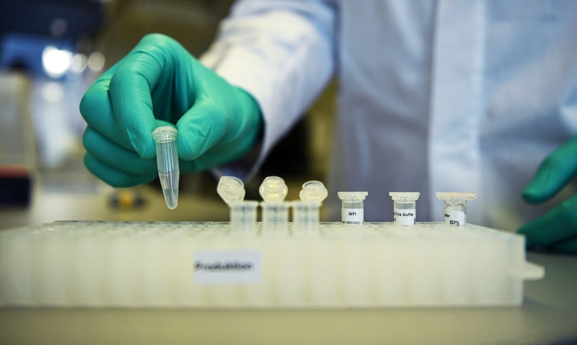 Funcionário da CureVac demonstra fluxo de pesquisa para vacina contra coronavírus em Tuebingen, na Alemanha