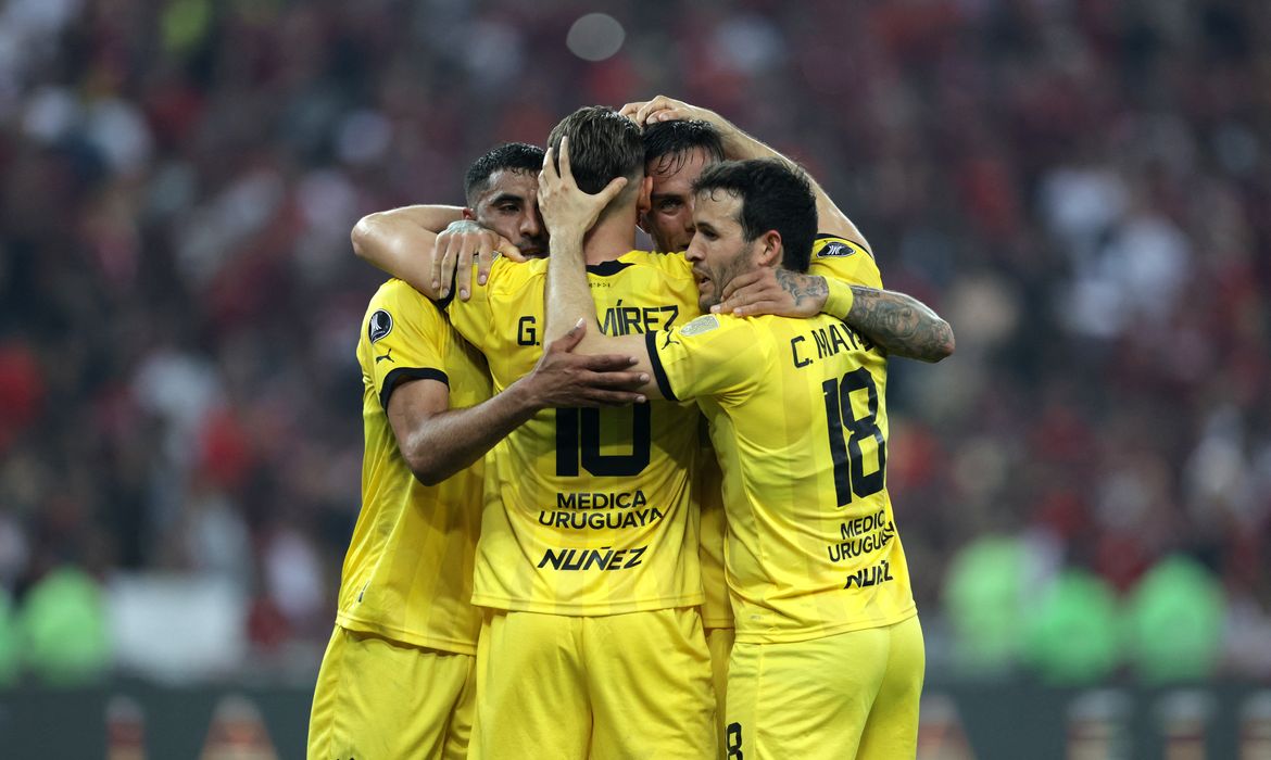 Soccer Football - Copa Libertadores - Quarter Final - First Leg - Flamengo v Penarol - Estadio Maracana, Rio de Janeiro, Brazil - September 19, 2024  Penarol's Camilo Mayada and teammates celebrate after the match REUTERS/Ricardo Moraes