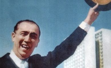 É de Gervásio a foto do ex-presidente Juscelino Kubitschek acenando com a cartola para o povo na inauguração de Brasília, em 21 de abril de 1960. 