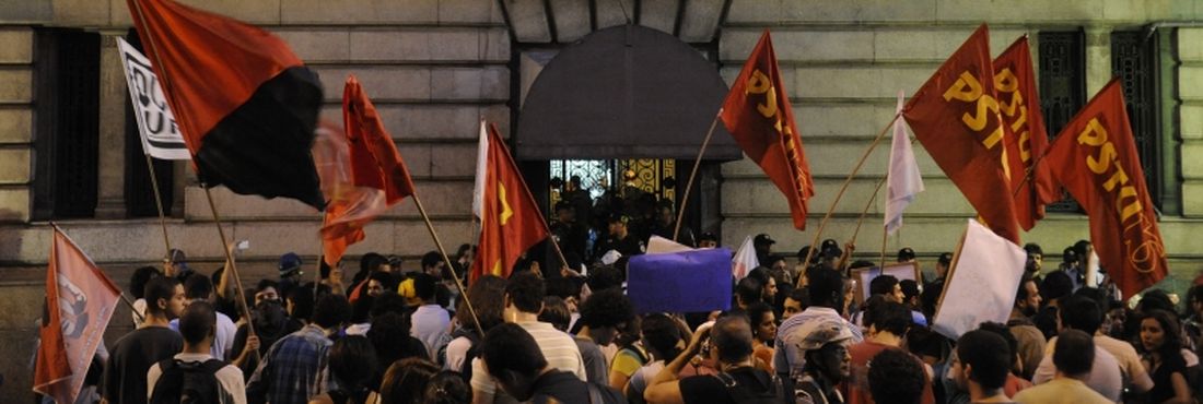 Rio de Janeiro - Manifestação no centro do Rio contra o governador Sérgio Cabral e o prefeito Eduardo Paes