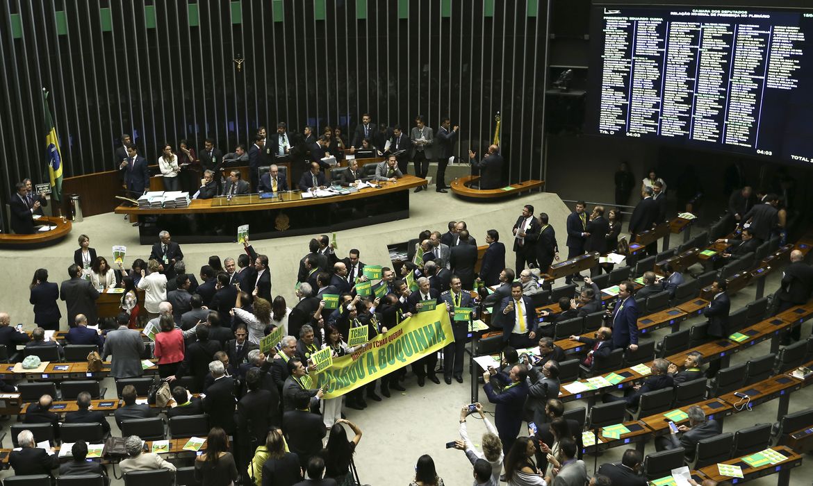 Brasília - Parlamentares da oposição levantam faixas durante fala do advogado-geral da União, José Eduardo Cardozo, que expõe os argumentos a favor da presidenta Dilma Rousseff, no plenário da Câmara dos Deputados (Marcelo Camargo/Agência