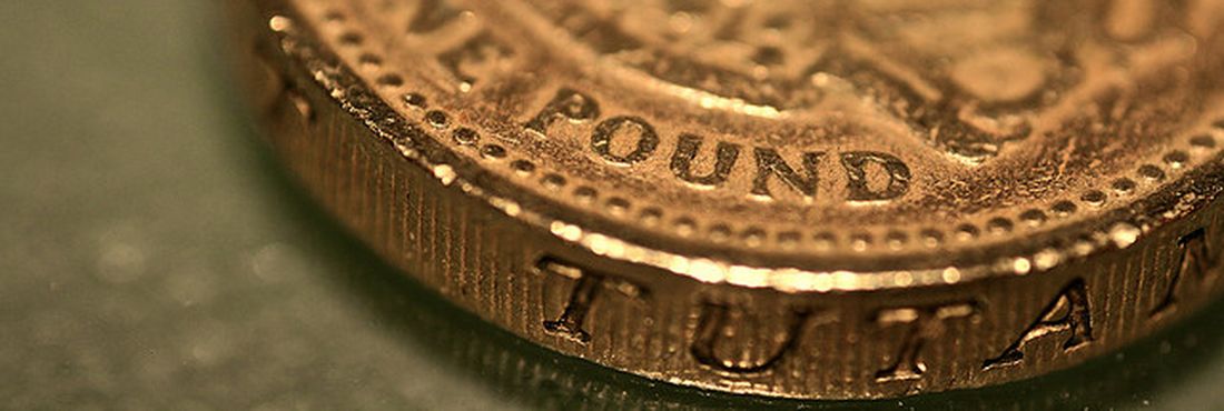 Detalhe da moeda de uma libra, que circula na Grã-Bretanha