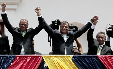 Lenin Moreno (à direita),e seu  vice Jorge Glas (à esquerda), candidatos do atual presidente Rafael Correa (centro) foram declarados vitoriosos das eleições presidenciais no Equador
