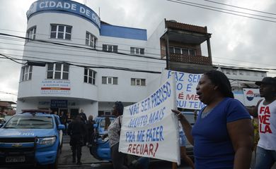 Rio de Janeiro - Moradores da Cidade de Deus protestam contra violações de direitos nas operações policiais após os confrontos com mortes na comunidade  (Fernando Frazão/Agência Brasil)