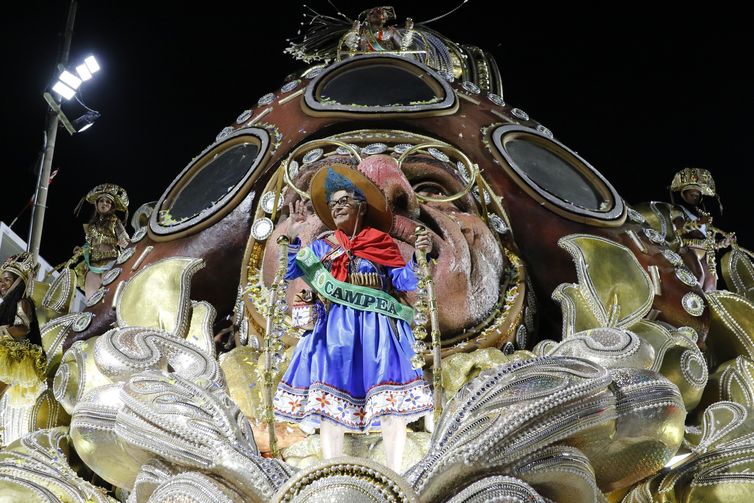 Rio de Janeiro (RJ), 26/02/2023 - A escola de samba Imperatriz Leopoldinense, campeã do Grupo Especial com enredo sobre Lampião, faz o Desfile das Campeãs no Sambódromo da Marquês de Sapucaí. Foto: Fernando Frazão/Agência Brasil