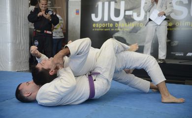 Rio de Janeiro - Praticantes de jiu-jitsu lutam durante evento em homenagem ao professor Robson Gracie, um dos pioneiros dessa arte marcial no Brasil (Tomaz Silva/Agência Brasil)
