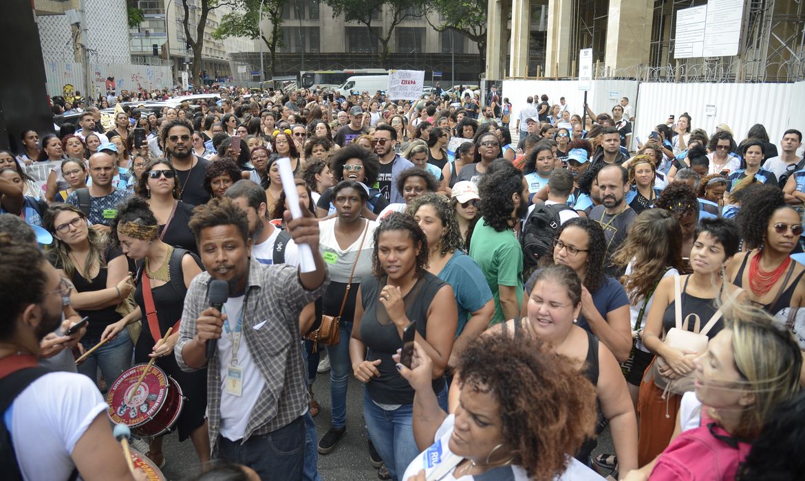  Profissionais da saúde do município do Rio protestam em frente à Justiça do Trabalho, no centro da capital.