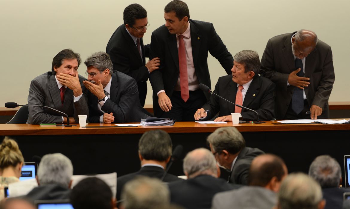 A Comissão Mista de Orçamento se reúne para apreciar e votar o projeto de lei do governo que altera a meta de resultado primário para este ano (Fabio Rodrigues Pozzebom/Agência Brasil)