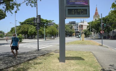 Termômetros marcando 41°C em um dia de calor intenso no Rio de Janeiro