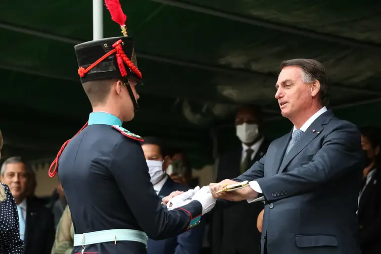 O presidente da República, Jair Bolsonaro, entrega de Espadim ao cadete Pedro Henrique Conegatto do Amaral, primeiro colocado da Turma Bicentenário do General João Manoel Menna Barreto.
