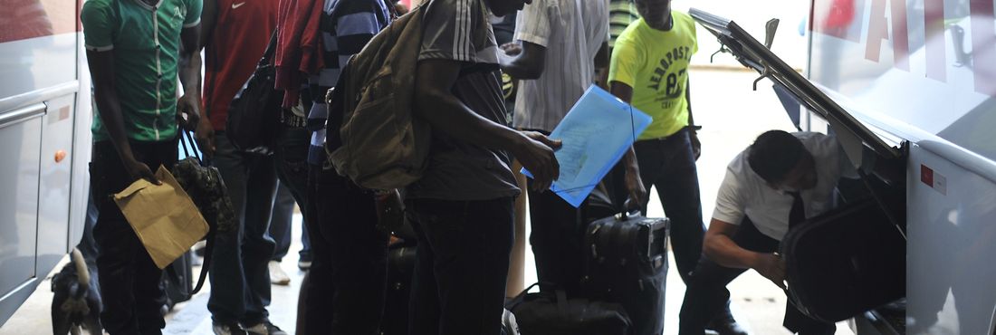 Brasilieia (Acre) - Um grupo de 21 haitianos, homens e mulheres, embarca com destino à capital do Acre, de onde seguirão para Belo Horizonte, parar trabalhar. Entre os 200 haitianos que vivem ilegalmente em Brasileia só alguns têm CPF