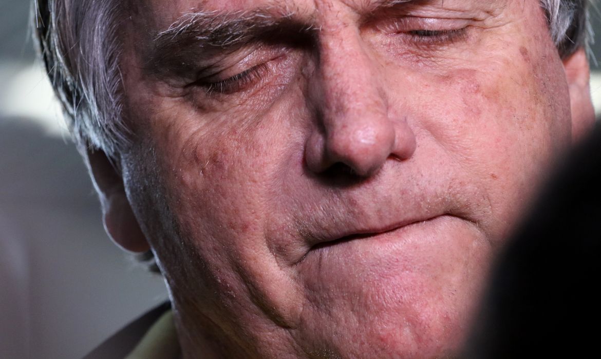 Rio de Janeiro (RJ), 29/06/2023 - O ex-presidente Jair Bolsonaro desembarca no aeroporto Santos Dumont e fala sobre o julgamento no TSE que pode torná-lo inelegível. Foto:Tânia Rêgo/Agência Brasil