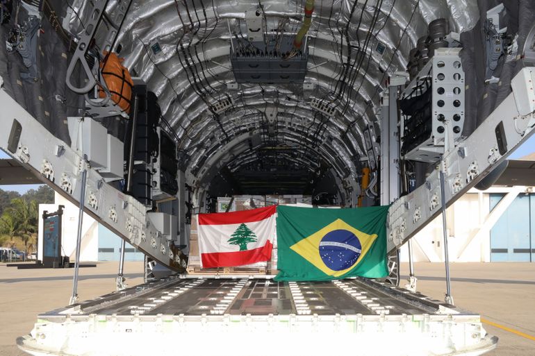 Aeronave KC-390 da Força Aérea Brasileira (FAB), carregada com 6 toneladas de materiais, entre medicamentos, equipamentos de saúde e alimentos, doados pelo Ministério da Saúde e pela comunidade libanesa no Brasil