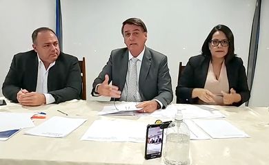 Presidente Bolsonaro faz live com o ministro da Saúde, Eduardo Pazuello. 14 de janeiro.