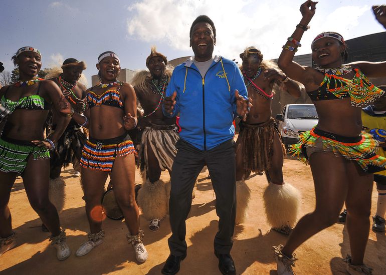 Agência Brasil 30 Anos - Pelé dança com dança com nativos durante evento da Copa do mundo de futebol Africa do Sul em 2010