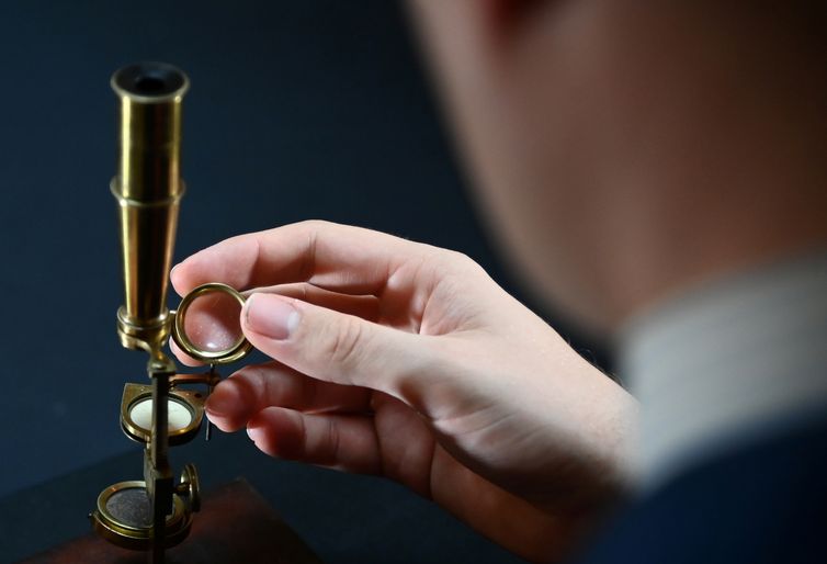 Microscópio que pertencia a Charles Darwin será leiloado em dezembro pela Christie's.