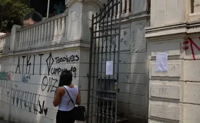 São Paulo - Aviso aos alunos na fachada da Escola Estadual Caetando de Campos, na Consolação.