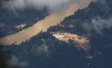 Rios contaminados têm coloração e margem afetados pela atuação de garimpo ilegal na região do Surucucu, dentro da Terra Indígena Yanomami, Oeste de Roraima, avistados em sobrevoo da Força Aéra Brasileira para lançamendo de suprimentos.