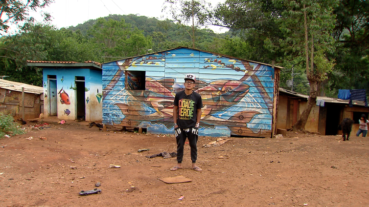 O rapper Mc Xondaro compõe, em português e guarani, músicas em que questiona a demarcação de terras indígenas.