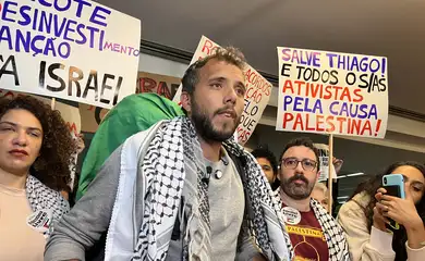 São Paulo (SP), 13/06/2025. O ativista Thiago Ávila durante a sua chegada no aeroporto de Guarulhos, após ser preso e deportado pelo exército israelense ao tentar desembarcar em Gaza. Foto: Paulo Pinto/Agência Brasil