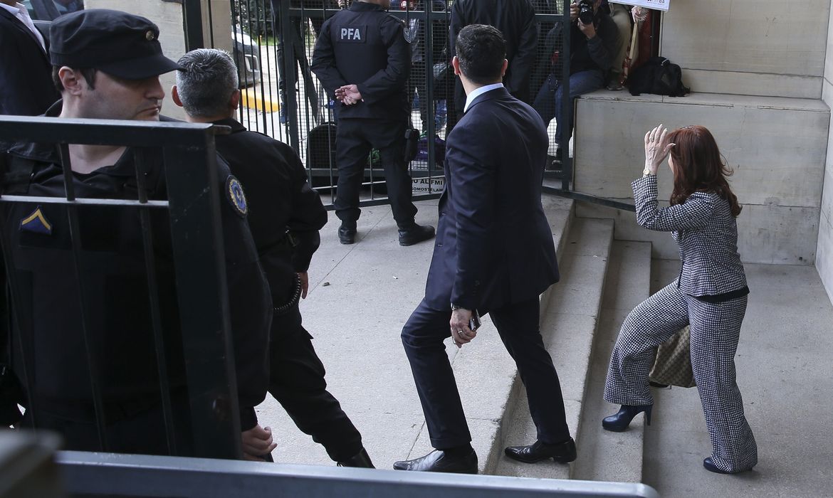Cristina Kirchner deixa o tribunal após prestar depoimento em investigação sobre supostos crimes de lavagem de dinheiro