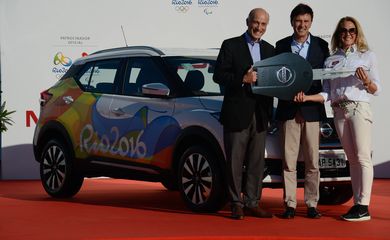 Rio de Janeiro - O diretor-geral do Comitê Rio 2016, Sidney Levy (E), recebe do presidente da montadora Nissan do Brasil, François Dossa, a frota oficial de veículos para os Jogos Olímpicos  (Fernando Frazão/Agência Brasil)