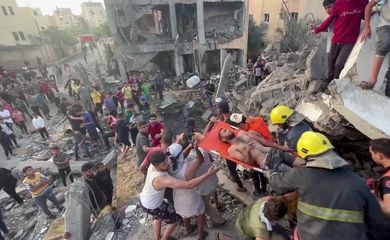 Gaza medics pull survivors from under rubble in Gaza's Khan Younis