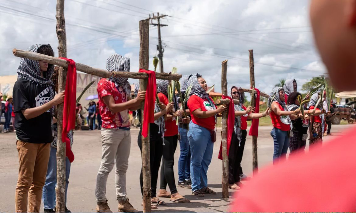 17/04/2024 - Em memória aos companheiros que tombaram na luta no dia 17 de abril de 1996, centenas de pessoas se reunem na Curva do S, em Eldorado do Carajás (PA) para mais um ano transformar o luto em Luta!

Neste 17 de abril, o ato ecumênico, político e cultural para além de trazer a memória de todos aqueles que tombaram pela Terra, denuncia a violência e impunidade que segue em curso contra os trabalhadores e trabalhadoras do campo, a paralisação da Reforma Agrária e a necessidade de 