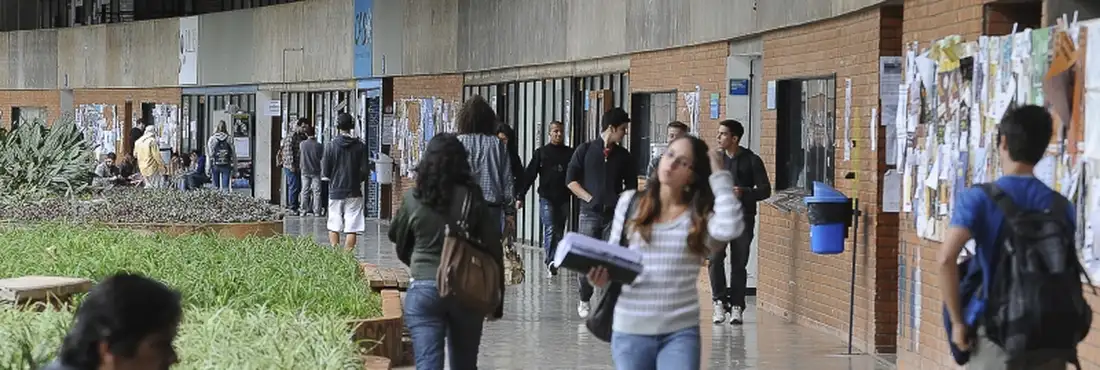 Com o fim da greve, aulas são retomadas na UnB Cerca de três meses após o início do movimento de greve, a Universidade de Brasília decide retomar as atividades. Na foto, corredores da UnB no primeiro semestre de 2012