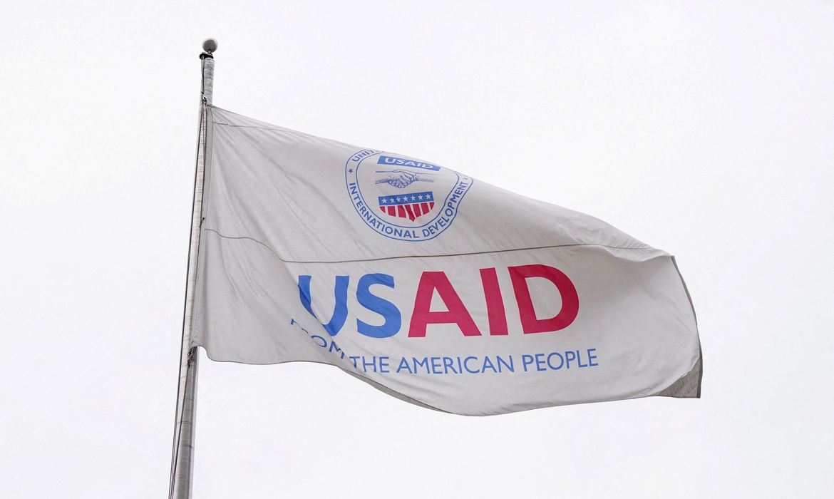 Bandeira da Usaid em frente à instituição em Washington, EUA
03/02/2025
REUTERS/Kent Nishimura